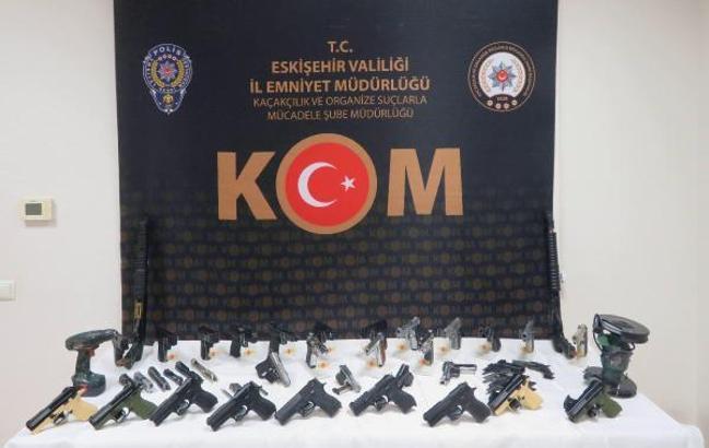 Eskişehir'de yasa dışı silah ticareti operasyonu; 26 tabanca, 2 tüfek ele geçirildi