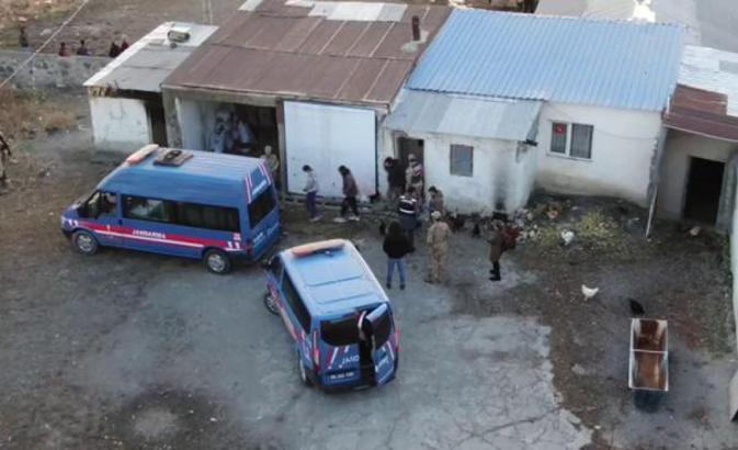 Gecekonduda 15 kaçak göçmen yakalandı