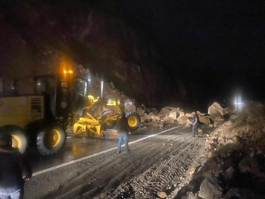 Artvin'de heyelan; kayalar kara yoluna düştü