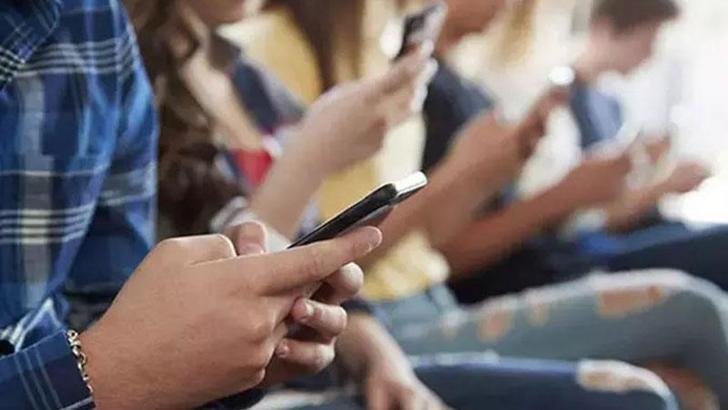 'Telefonun yanlış kullanımı boyun fıtığına yol açabilir'