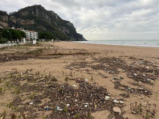 Tatil beldesi İnkumu sahilindeki çöpler temizlendi