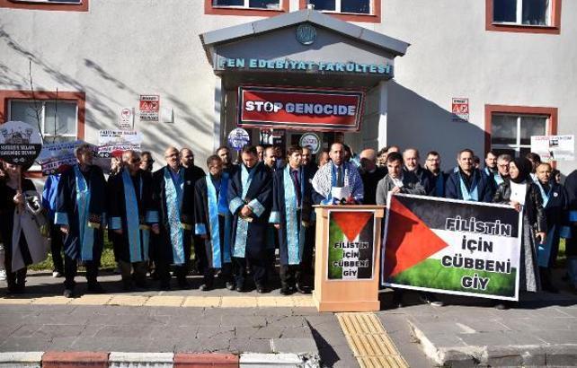 Bitlis'te akademisyenler cübbelerini Gazze için giydi