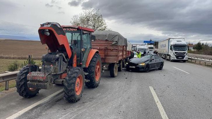 Traktör römorkuna çarpan otomobili sürücüsü yaralandı