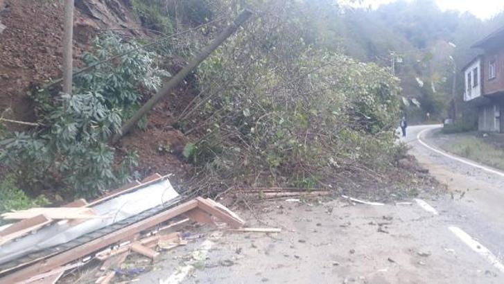 Rize'de heyelan; toprak altında kalan durak yıkıldı