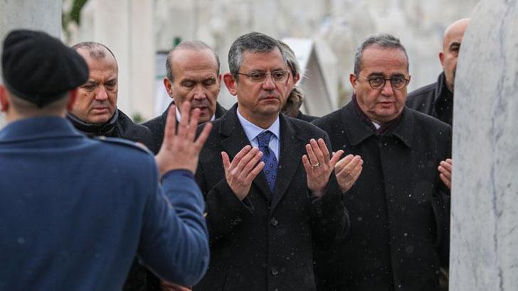 Özel, İzzetbegoviç’in anıt mezarını ziyaret etti