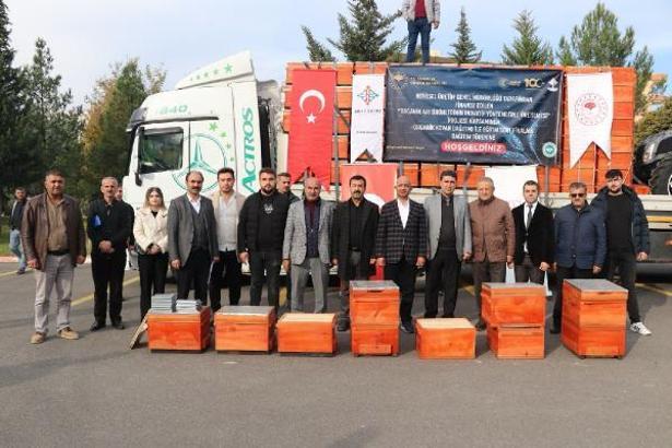 Batman'da 30 üreticiye 210 kovan dağıtıldı