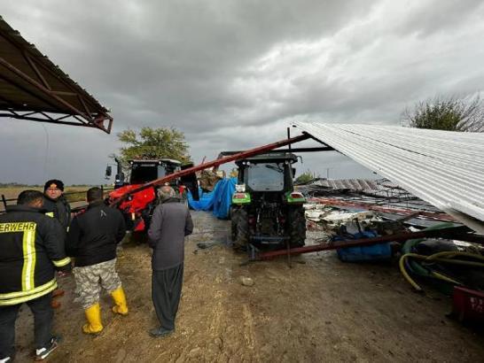 Kadirli'de fırtına nedeniyle çiftliğin çatısı uçtu