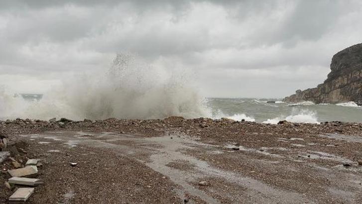 Amasra'da fırtına; balıkçı tekneleri ile destek gemileri limana çekildi