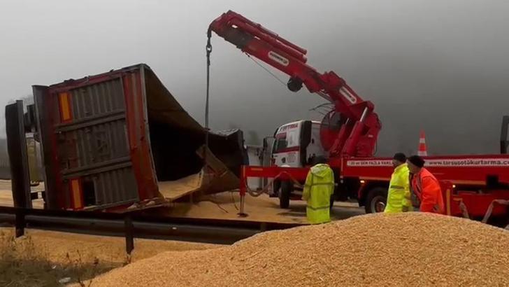 Otoyolda TIR devrildi; tonlarca tahıl yola döküldü