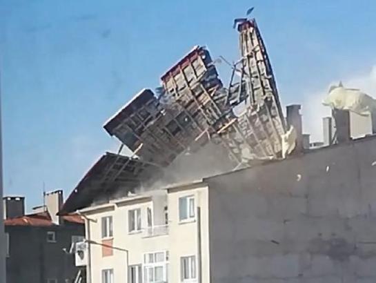 Sivas'ta kuvvetli rüzgar; çatı uçtu, araçlar hasar gördü