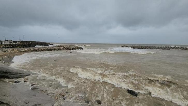 Akçakoca’da fırtınada dev dalgalar dalgakıranları aştı