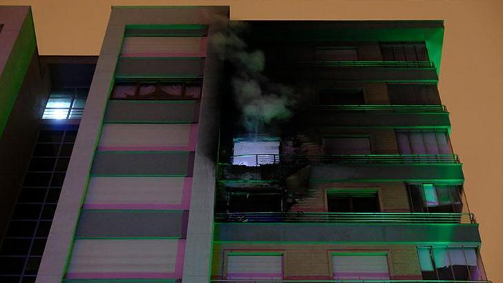 Konya'da 11 katlı apartmanda çıkan yangında, eski bakanın annesi dumandan etkilendi