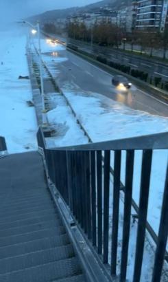 Rize'de dalgalar kara yoluna ulaştı