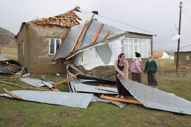 Yüksekova'da kuvvetli rüzgarda 1 evin çatısı uçtu