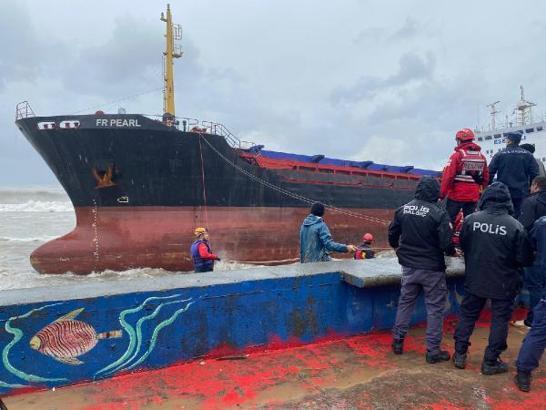 Artvin'de fırtına; kuru yük gemisi karaya oturdu, 13 kişi kurtarıldı / Ek fotoğraflar