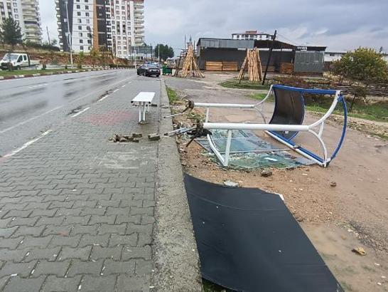Siirt'te fırtına; otobüs durağı ve ağaçlar devrildi