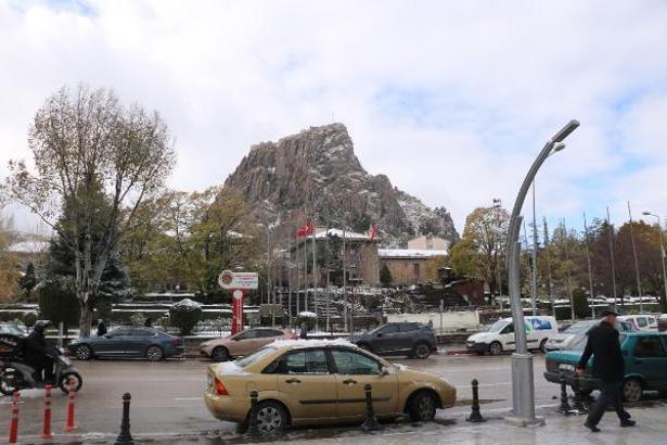 Afyonkarahisar'a mevsimin ilk karı düştü