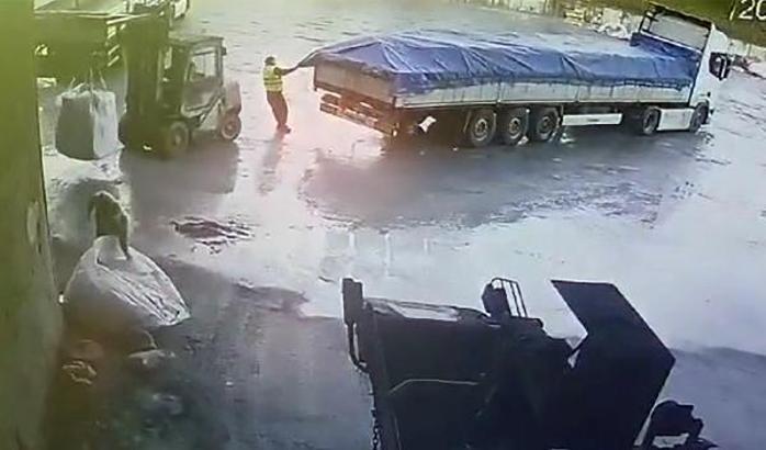 Forklift ile dorse arasında sıkışan şoför öldü;  olay anı kamerada