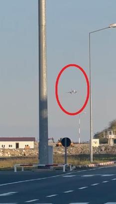 Fırtına nedeni ile piste inemeyen uçak, kamerada