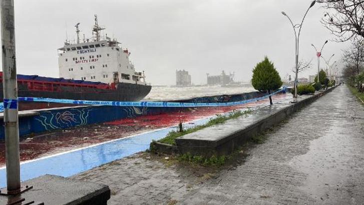 Artvin'de fırtına; kuru yük gemisi karaya oturdu, 13 kişi kurtarıldı (3)