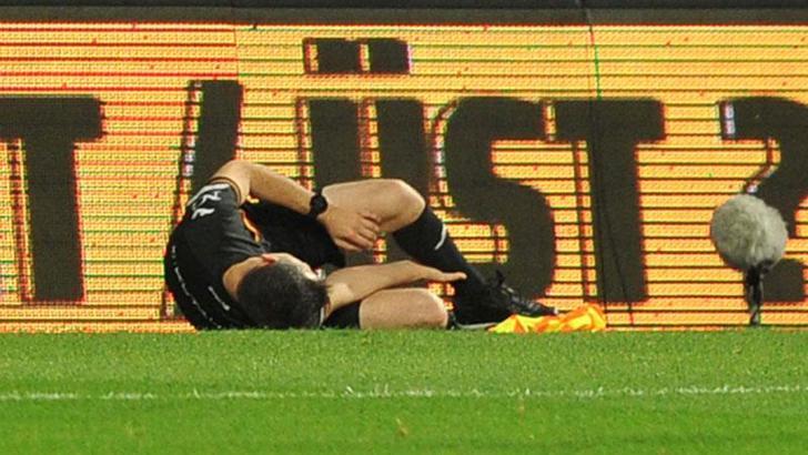 Başakşehir - Pendikspor maçının yan hakemi Cemil Tunç sakatlandı
