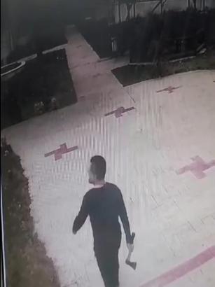 Ev sahibi kiracısını balta ile yaraladı; olay anı kamerada