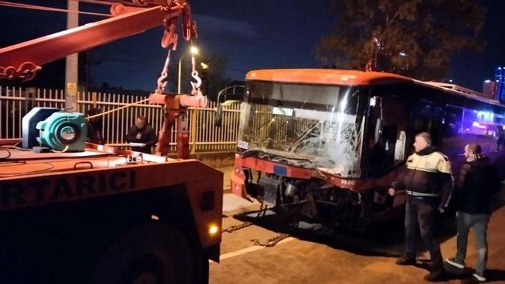 Belediye otobüsü ile otomobil kafa kafaya çarpıştı: 1 ölü, 2 yaralı