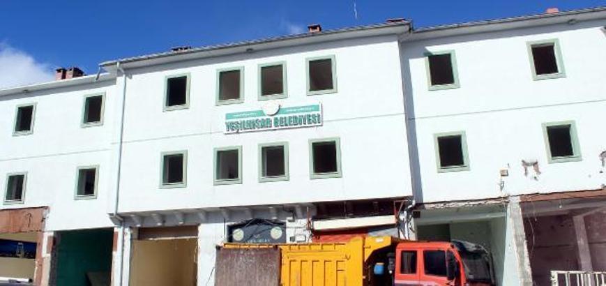 Depremde ağır hasar alan belediye binasının yıkımına başlandı