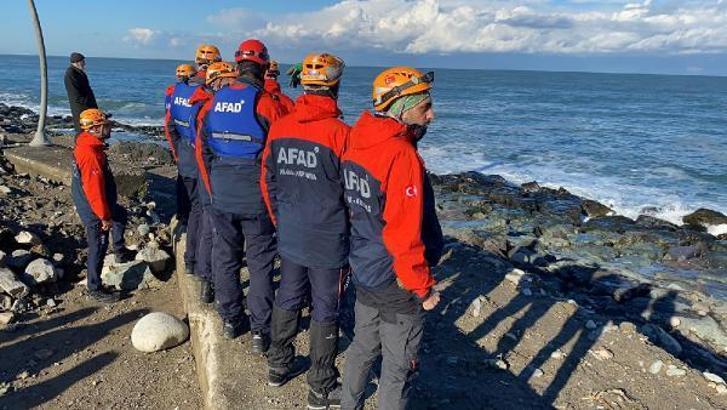 Rize'de odun toplamaya gittiği sahilde fırtınada kaybolan kadın aranıyor