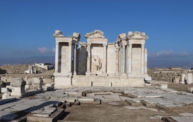 İmparator Traian'ın heykeli, 1910 yıl önce yapıldığı orijinal yeri olan Anıtsal Çeşme ile buluşturuldu