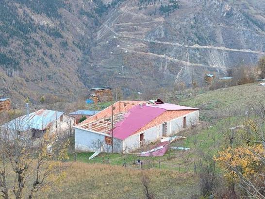 Gümüşhane’de etkili fırtınada 16 evin çatısı uçtu