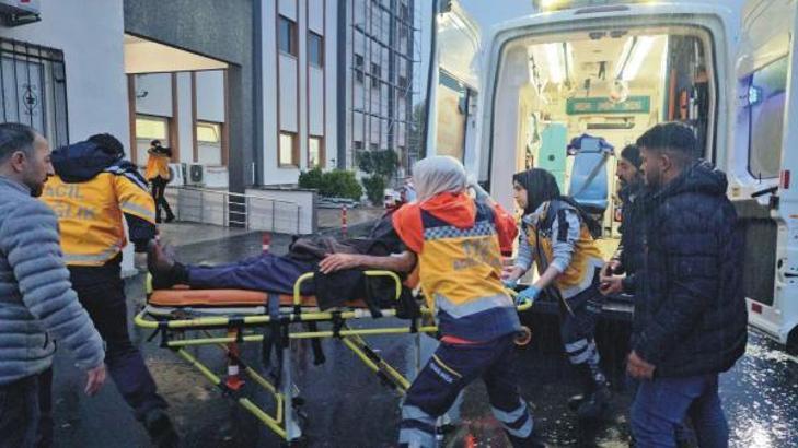 Otomobil TIR'a çarptı: 2 yaralı