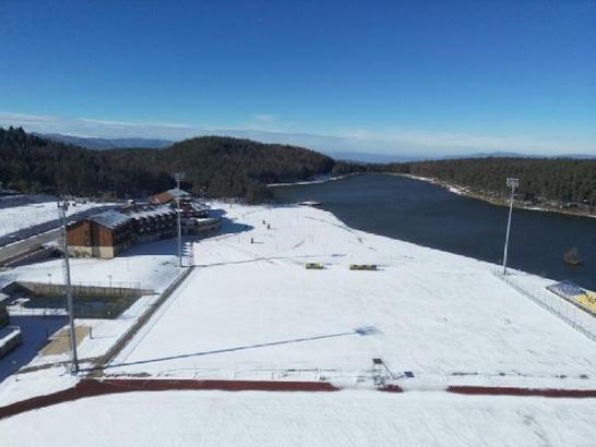 Düzce'de, karla kaplanan çam ormanları, dronla görüntülendi