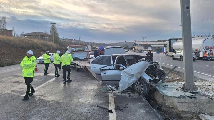 Otomobil direğe çarptı; aynı aileden 4 kişi öldü