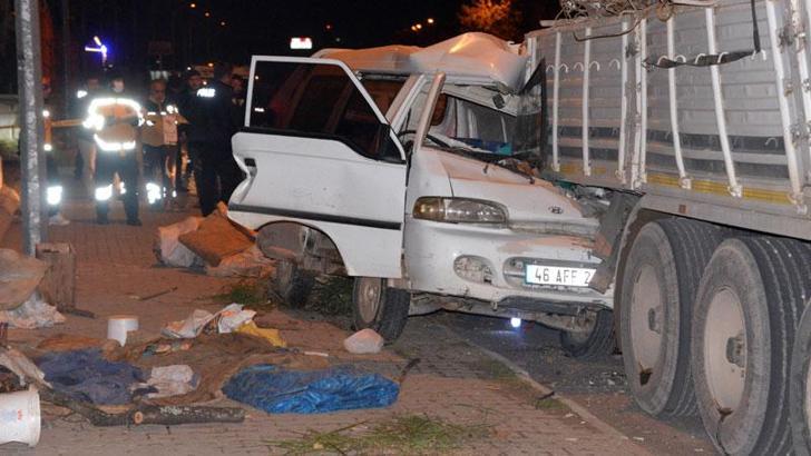 TIR’ın altına giren minibüs sürücüsü öldü