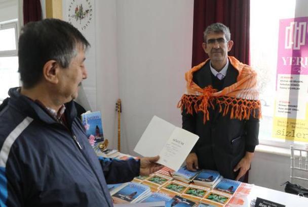 Güvenlik görevlisi şairin ilk imza günü