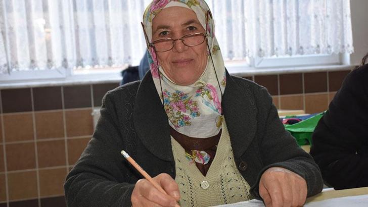 ‘Kız çocuğu okumaz’ diye okula gönderilmedi; 60 yaşında okuma yazma öğrendi