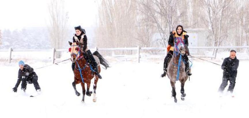 Kampüste atlı kayak