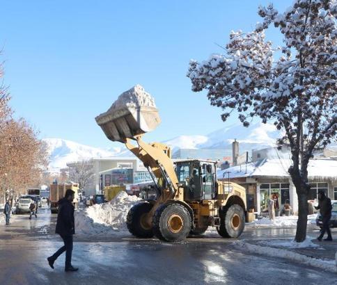 Erzurum'da günde 800 kamyon kar şehir dışına taşınıyor