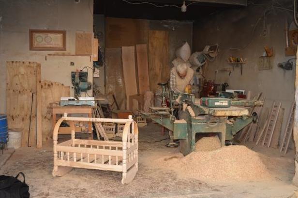 Yarım asırlık atölyesinde ürettiği ahşap beşikleri, yurt dışına da satıyor