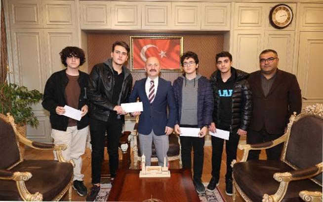 Münazara yarışması birincisi öğrencilerden Vali Varol'a ziyaret