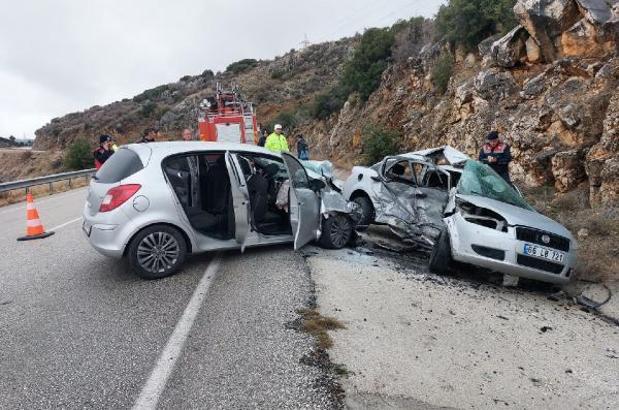 Isparta'da otomobiller çarpıştı; 1 ölü, başhekim ile 3 sağlıkçı yaralı