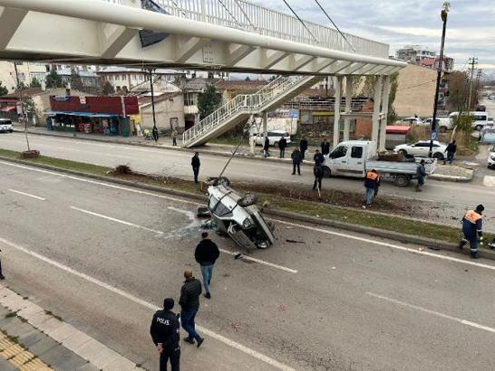 Sivas'ta otomobil devrildi: 3 yaralı