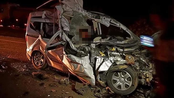 Diyarbakır’da TIR’a arkadan çarpan hafif ticari araçtaki 2 kişi öldü