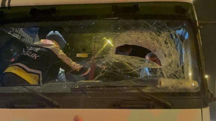 TIR'dan fırlayan demir parçası, başka bir TIR'ın ön camına isabet etti; sürücü yaralandı