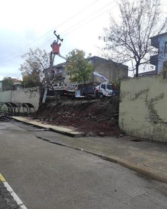 Yağmur sırasında okul bahçesinin istinat duvarı yıkıldı