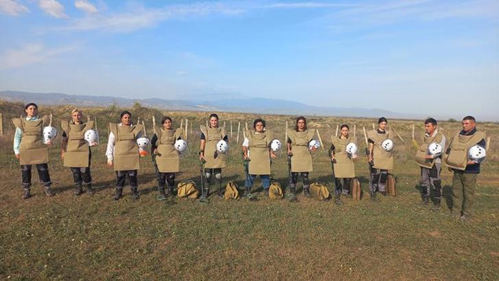 Azerbaycanlı kadınlar mayın temizliyor