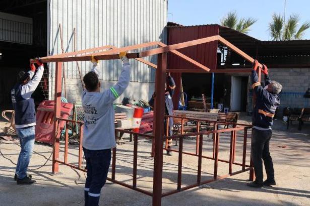 Akdeniz Belediyesi bank, kamelya ve çöp kutusu üretiyor