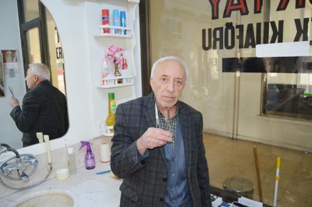 61 yıllık berber, dükkanında tıraş makinesi kullanmıyor