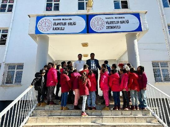 Mardin’de 10 bin öğrenciye bot ve mont hediye edildi